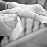 骨折患者如何保持心情愉快:重回健康生活的小貼士 8 gloves 5155220 960 720