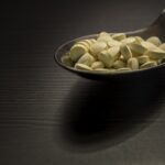 如何協助自閉症兒童提高社交能力 4 pills on a spoon 3821287 960 720