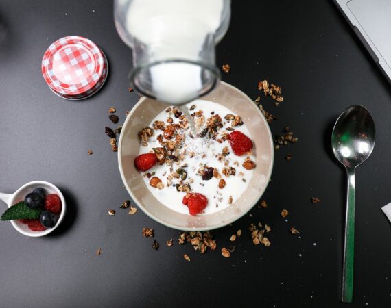 berry breakfast, cereal, milk