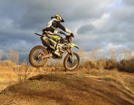 機車貸款手續所需文件一覽表:快速準備完備 2 dirt bike motorcycle jump autumn 63613