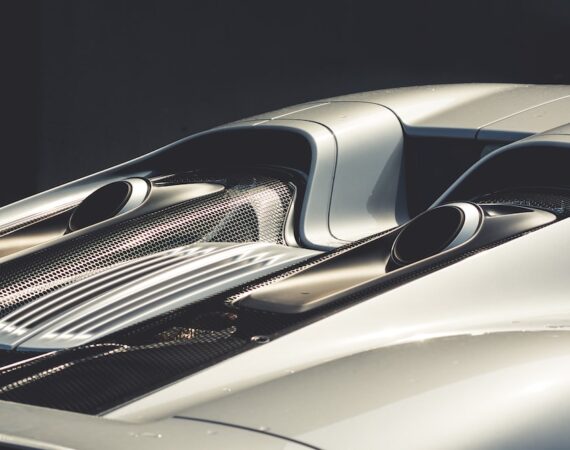 photo 1491573510686 b800ae4d955e