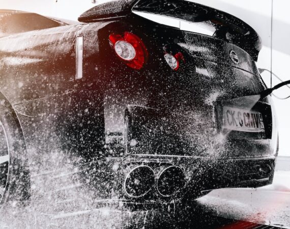 photo 1520340356584 f9917d1eea6f