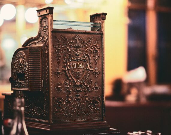 photo 1521586452735 bd0f72c36ae4