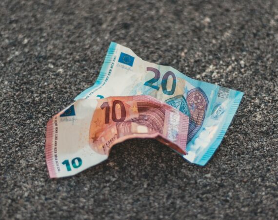 photo 1532097700166 477611a53aeb