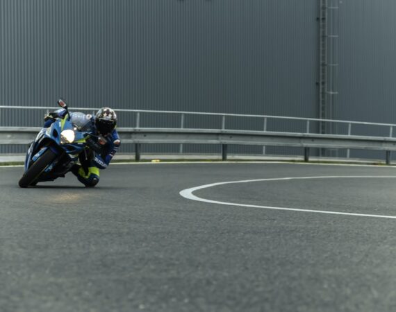 photo 1535579386897 af3bfc73d110