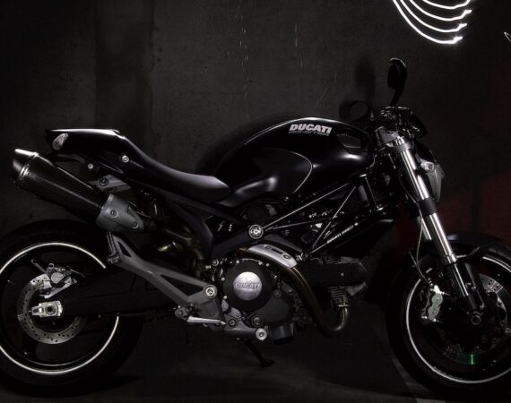 photo 1541785020492 6f02ecec0687