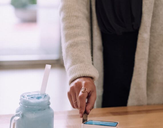 photo 1556741533 4020f1bf081c