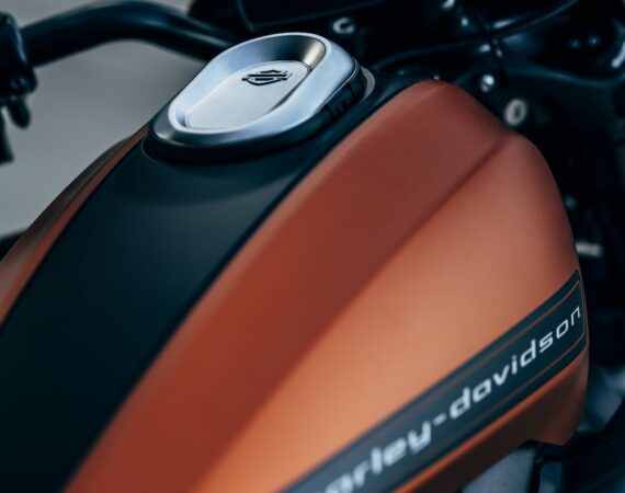 photo 1558981822 0c0c5b070026