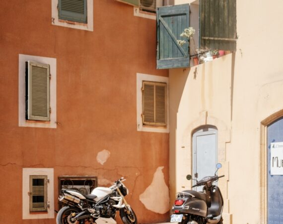 photo 1570945891853 44aa72fad2c5