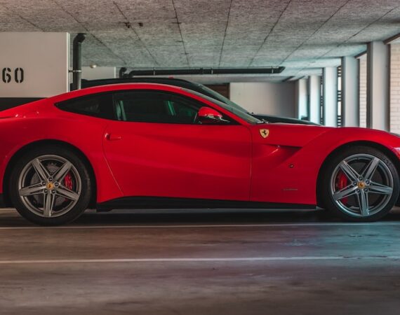 photo 1572332105776 7e7b1ec5397c