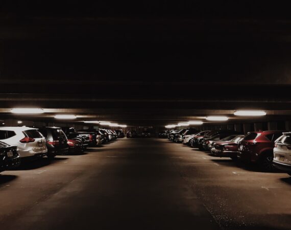 photo 1573348722427 f1d6819fdf98