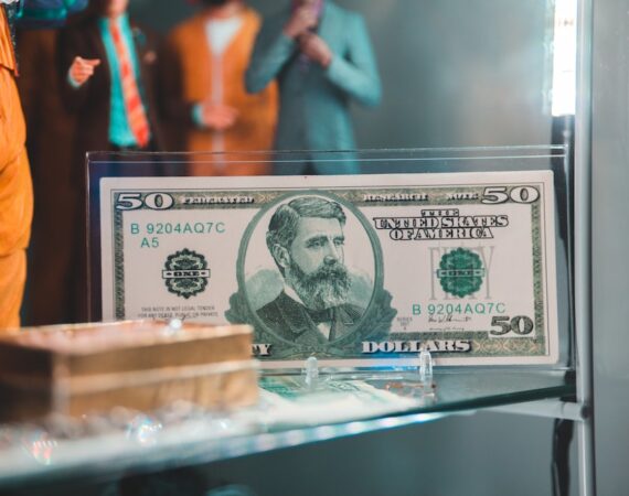 photo 1578519557050 84868a79d374