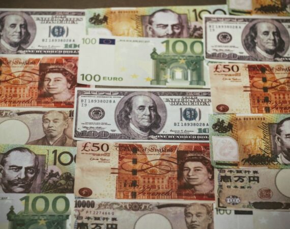 photo 1582672511530 a63f6f660bec