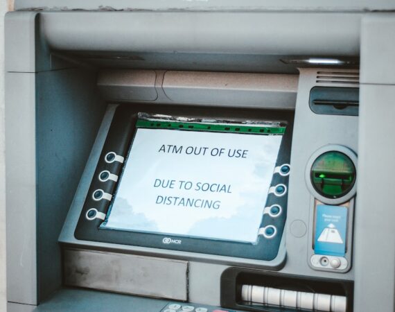 photo 1585398973100 ee19266f518b