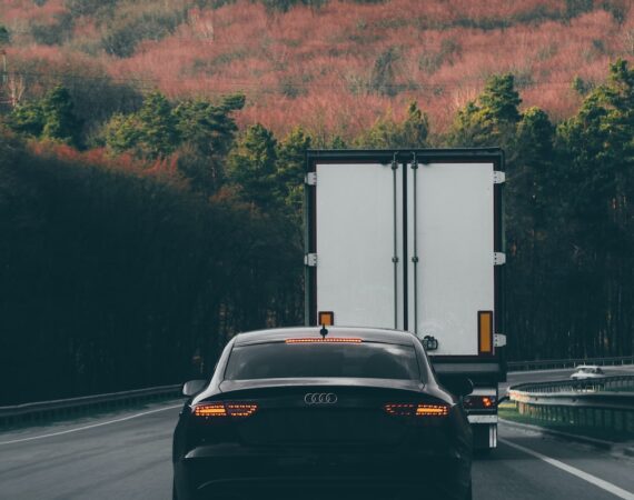 photo 1588333236530 6142d06b632d