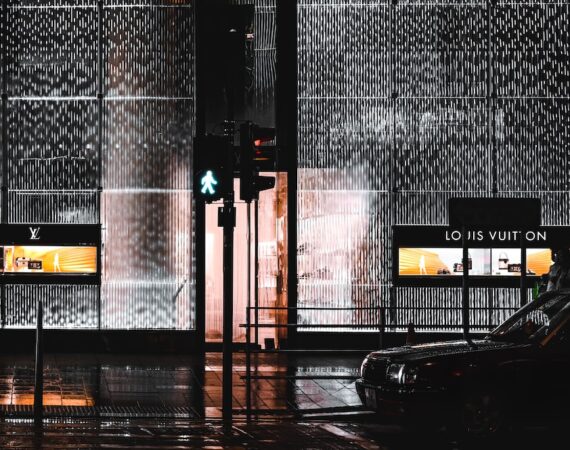 photo 1590337363833 86fe08393e42