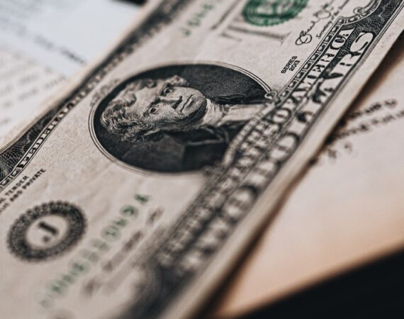 photo 1590441037152 65e5a2cddcf6