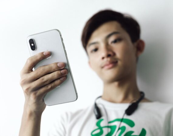 photo 1591101046979 cb6f3f486460