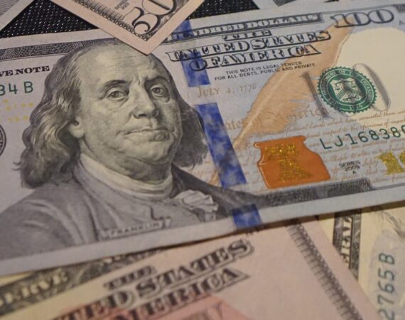 photo 1596313398625 2c16b75031b3