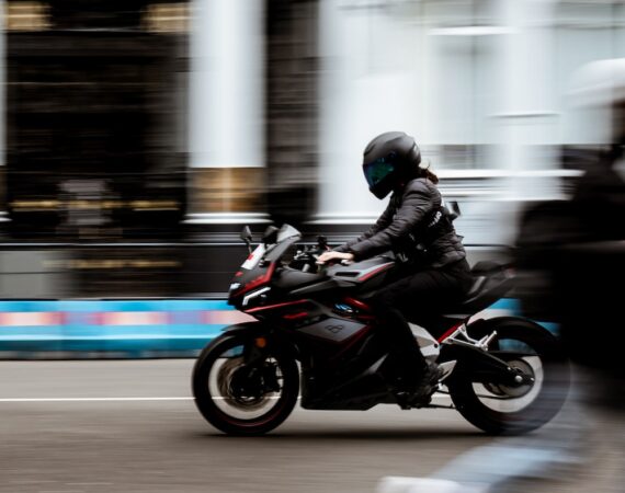 photo 1618827718822 98fae761b7b4