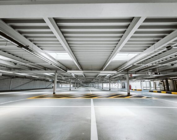 photo 1619335680796 54f13b88c6ba