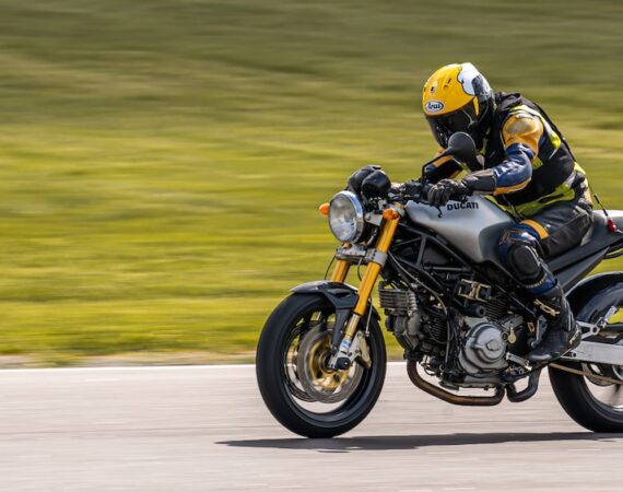 photo 1624870390550 8001ae37750c