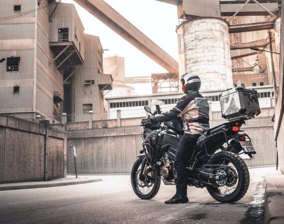 photo 1625640039753 48643d839b94