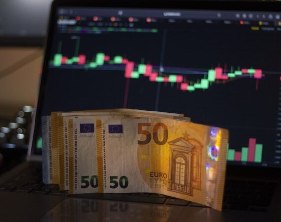 photo 1643920896757 6169c942ba2f