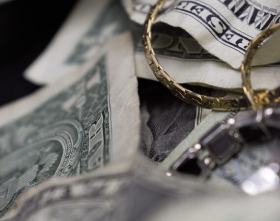 photo 1512573446475 81c3221764b8