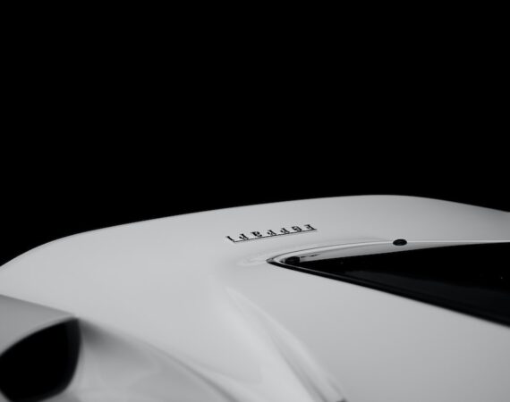 photo 1513093232909 df3303c0749f