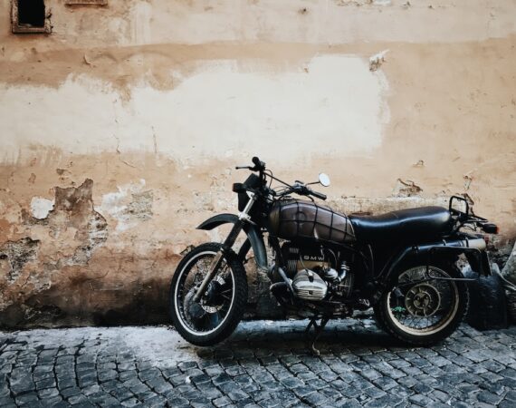 photo 1520931259306 2081ca05d12f