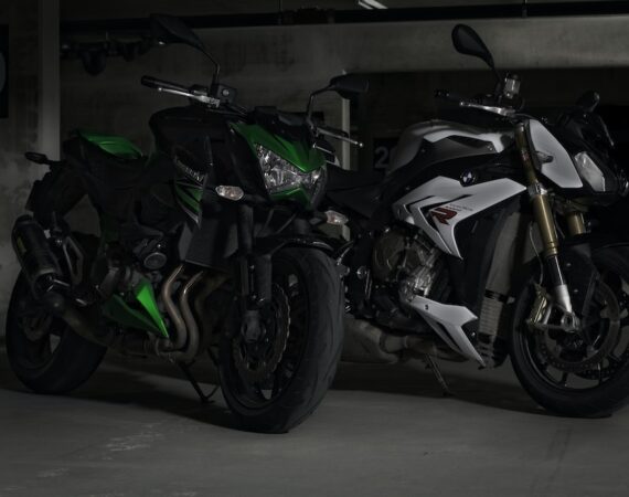 photo 1523375592572 5fa3474dda8b