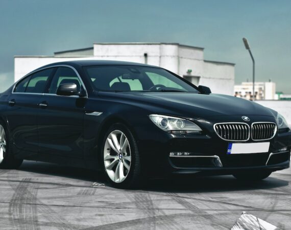 photo 1523983302122 73e869e1f850