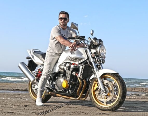 photo 1528408733941 a19e0e619492