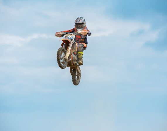 photo 1529384342872 c0d18db57a6c