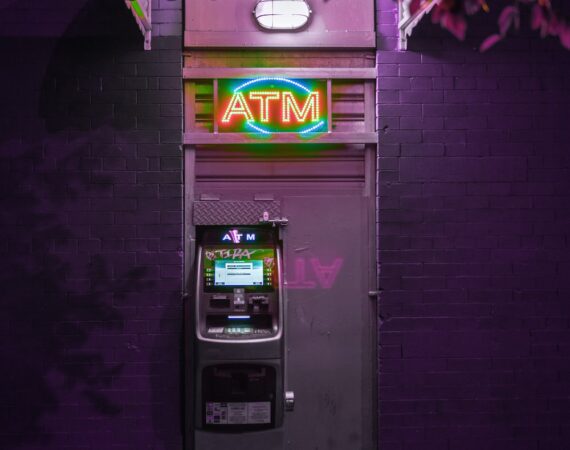 photo 1533421644343 45b606745fb1