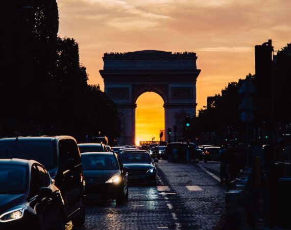 photo 1533939758981 aac773042afd