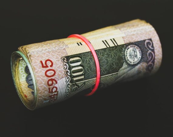 photo 1565514021506 1dc81b752c5e