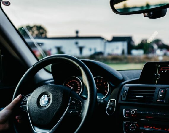 photo 1568659945853 5e62b2c4d90a