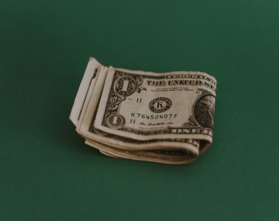 photo 1574608198919 1f07683b9721