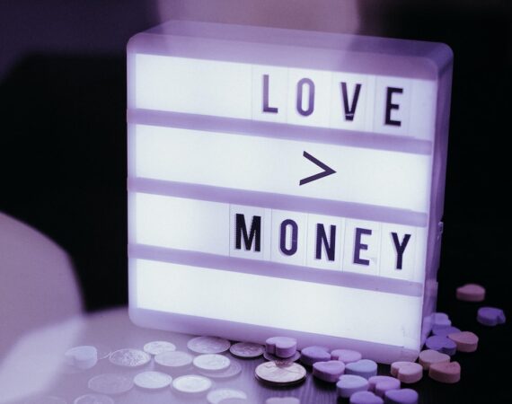 photo 1580697119979 f88b937ae7c6