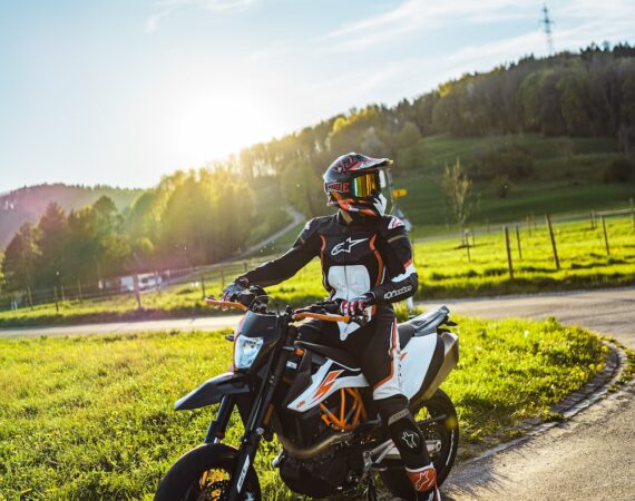 photo 1587310854678 f74afa50af75