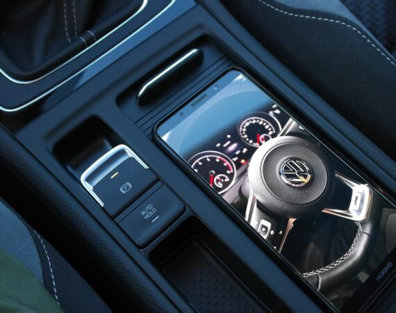 photo 1593070761670 17a3f927026d