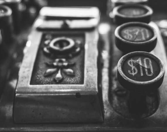 photo 1601877728032 626bf53f05a5