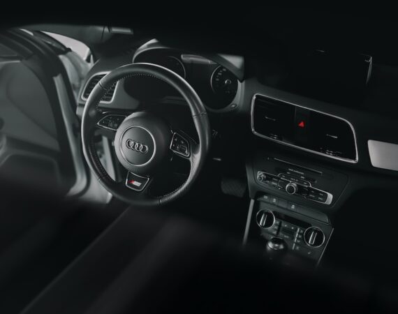 photo 1606224103857 e4c74b0139df