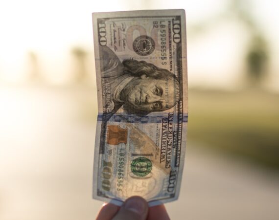 photo 1606310261591 d6cb98acde93