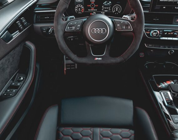 photo 1611251954852 0b9261cacd03