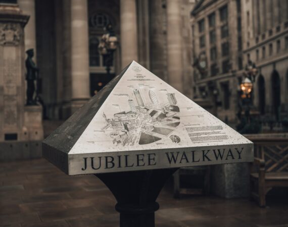 photo 1611825715680 cb139d916a6b