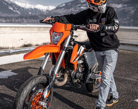 photo 1612426089341 9232bad44d0d