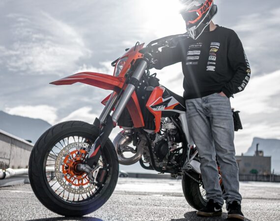 photo 1612426107622 e9f3e8b641af